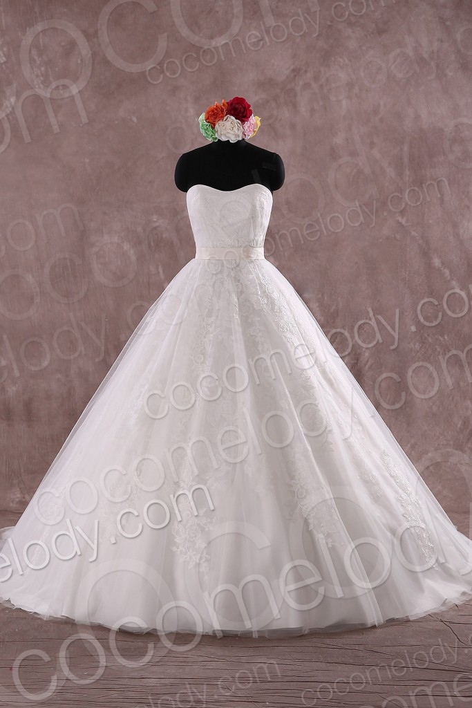 Charming Ball Gown Sweetheart Natural Train Lace Ivory Sleeveless Zipper with Button Wedding Dress with Appliques