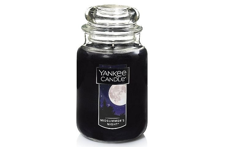 As far as Yankee candles for men go, this scent is the best for any masculine moment!
